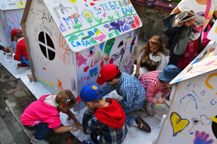 На Фортелі у Чернівцях діти розмальовували будиночки