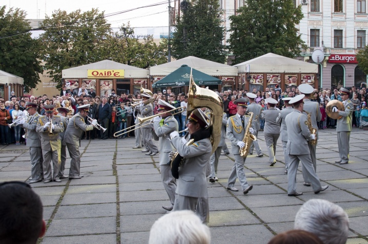 На Соборній площі виступав військовий оркестр
