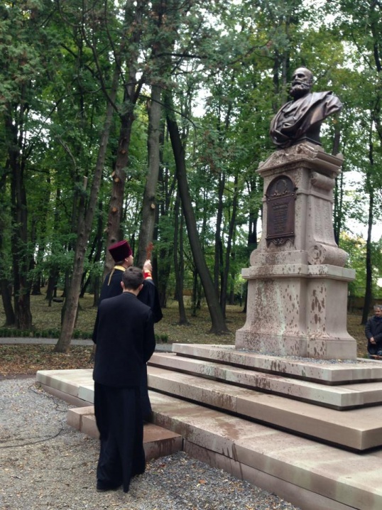 У Чернівцях освятили пам'ятник Костянтинові Томащуку