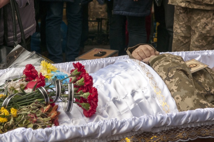 У Чернівцях прощалися із загиблим у зоні АТО молодшим лейтенантом