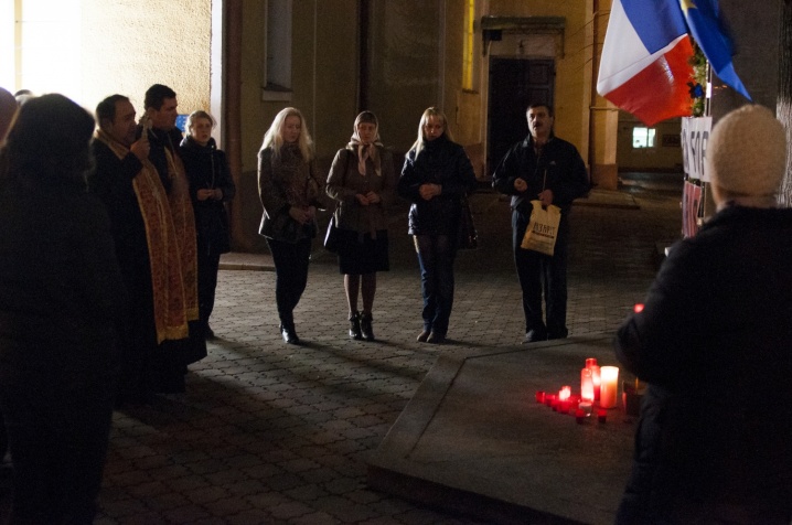 Чернівчани молилися за душі загиблих у Парижі