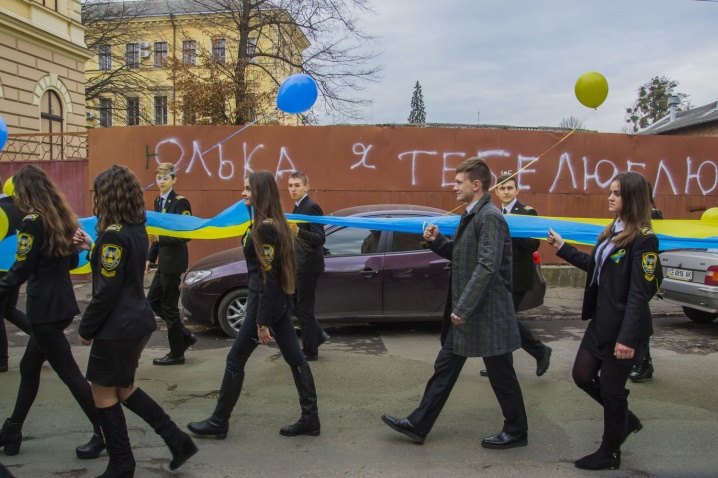 Студенти-юристи несли вулицями Чернівців прапор на знак миру