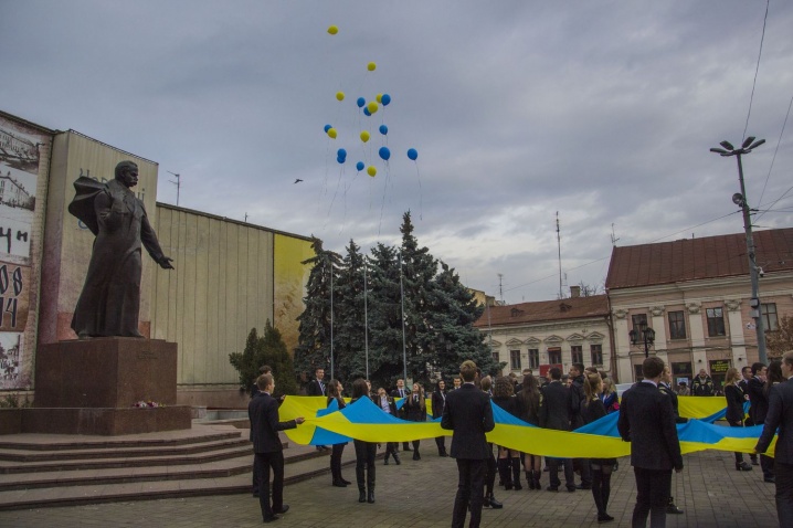 Студенти-юристи несли вулицями Чернівців прапор на знак миру