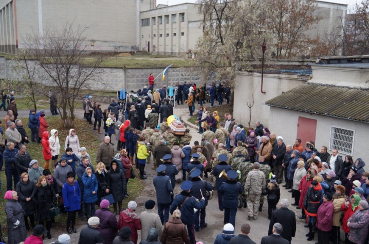 У Новодністровську прощалися із  буковинцем, який обгорів у зоні АТО
