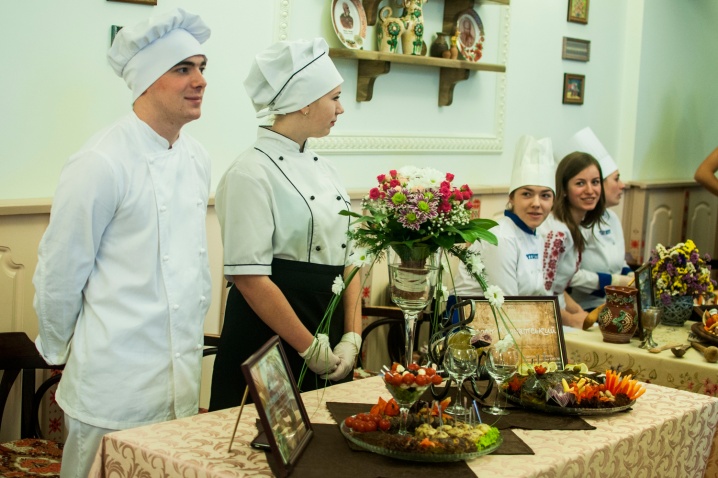У дворику чернівецької ратуші розпочався кулінарний фестиваль
