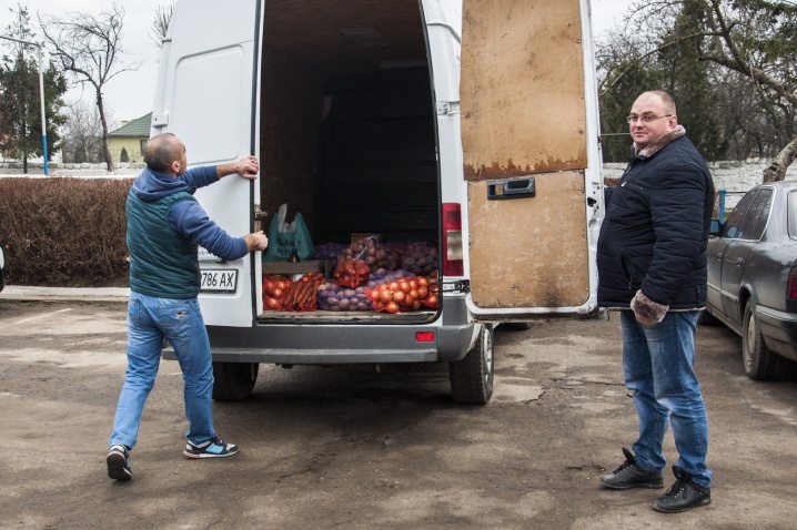 Жителі Буковини на день волонтера подарували нацгвардійцям сало