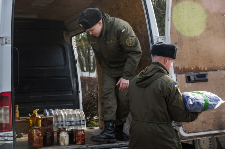 Жителі Буковини на день волонтера подарували нацгвардійцям сало