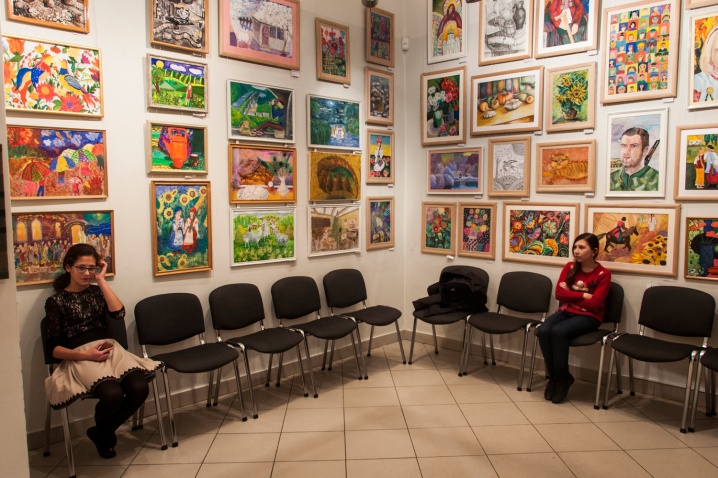 Виставкову залу "Буковинського розмаю" заповнили десятки дітей