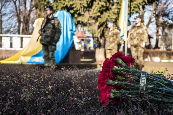 У Чернівцях встановлено перший пам’ятник полеглим воїнам АТО