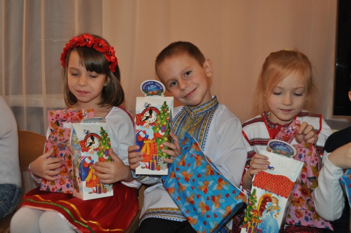Малюки з чернівецького дитсадка передали для бійців АТО новорічні іграшки