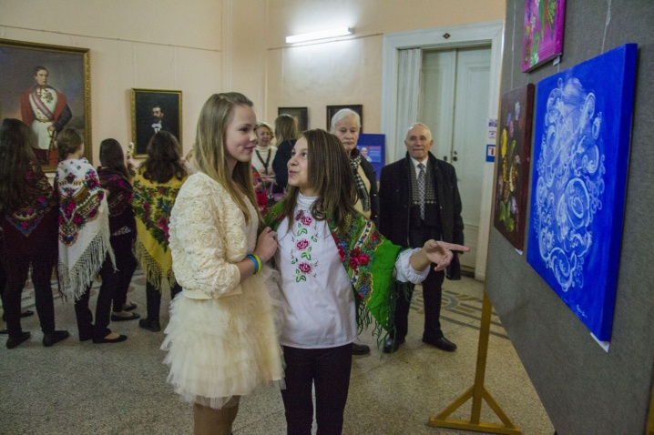 У Чернівцях діти представили картини з петриківським розписом