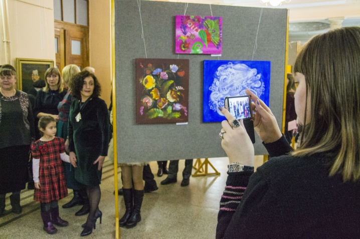 У Чернівцях діти представили картини з петриківським розписом