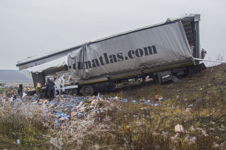 З'явилися фото аварії вантажівок на об'їзній у Чернівцях