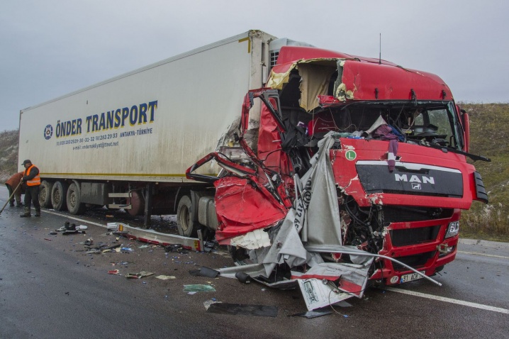 З'явилися фото аварії вантажівок на об'їзній у Чернівцях