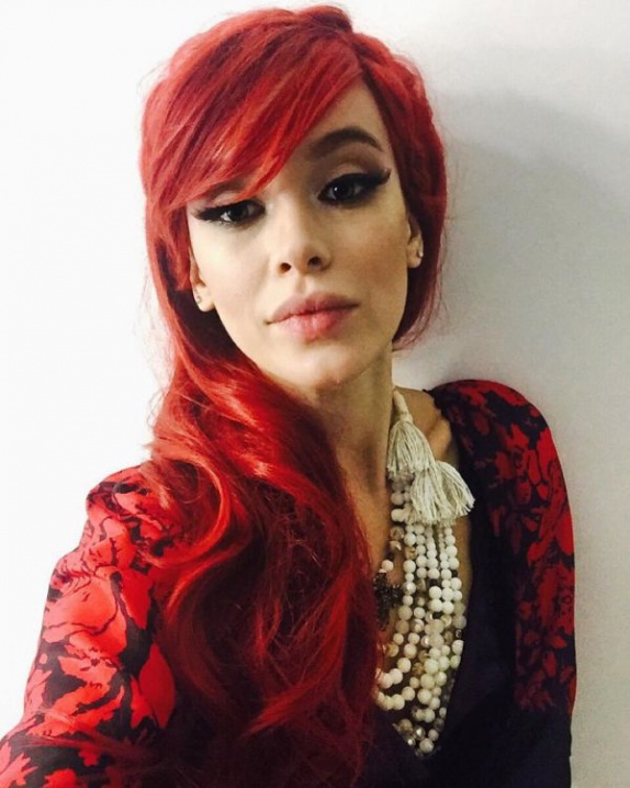 Марія Яремчук пофарбувала волосся в червоний колір