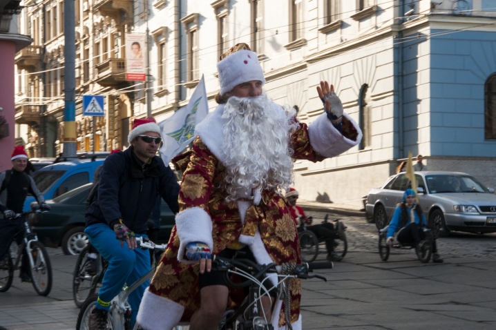 Чернівцями катаються Діди Морози на велосипедах