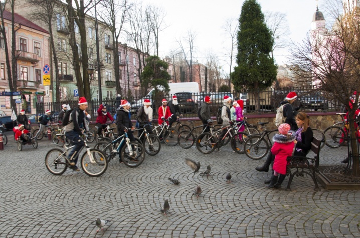 Чернівцями катаються Діди Морози на велосипедах