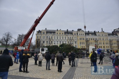 На Софійській площі уже встановили головну новорічну ялинку України