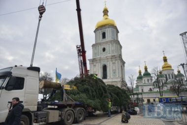 На Софійській площі уже встановили головну новорічну ялинку України