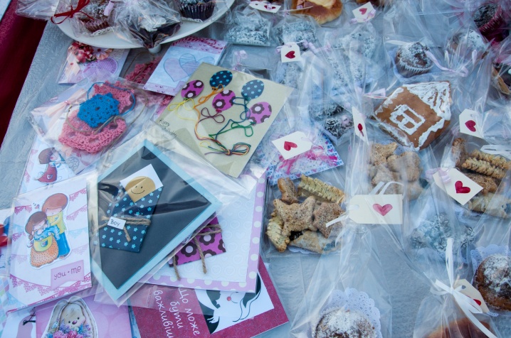 Чернівецькі волонтери напекли кексів, щоби зберегти життя жінок та немовлят