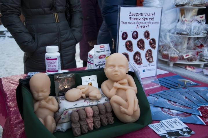 Чернівецькі волонтери напекли кексів, щоби зберегти життя жінок та немовлят