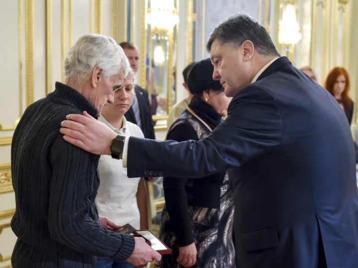 Президент посмертно нагородив орденом "кіборга" з Буковини Володимира Бузенка