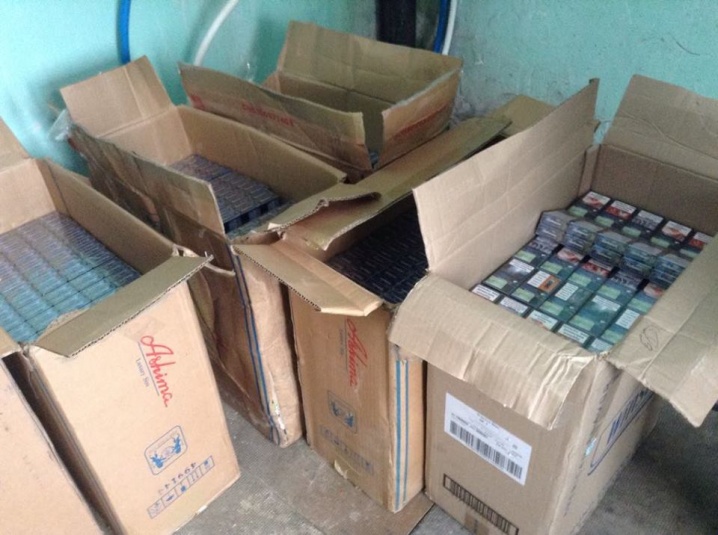 Буковинські прикордонники затримали позашляховик з 20 ящиками сигарет