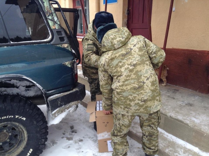 Буковинські прикордонники затримали позашляховик з 20 ящиками сигарет