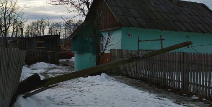 У селі на Буковині електроопора зламала огорожу подвір'я