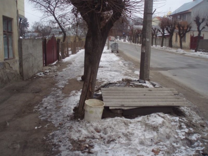 Активісти пишуть про сміття на Сторожинецькій, мерія каже, що його там немає
