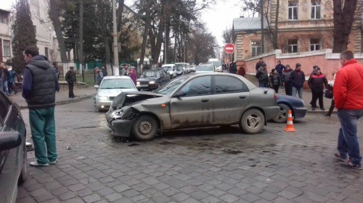 На розі Головної та Буковинської зіткнулися дві автівки
