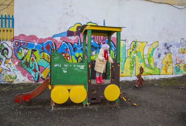 Чернівчани просять відновити зруйнований дитячий майданчик у центрі міста