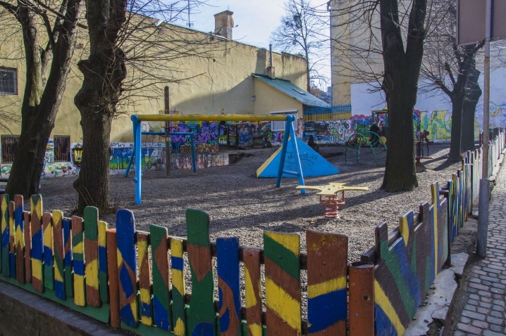 Чернівчани просять відновити зруйнований дитячий майданчик у центрі міста