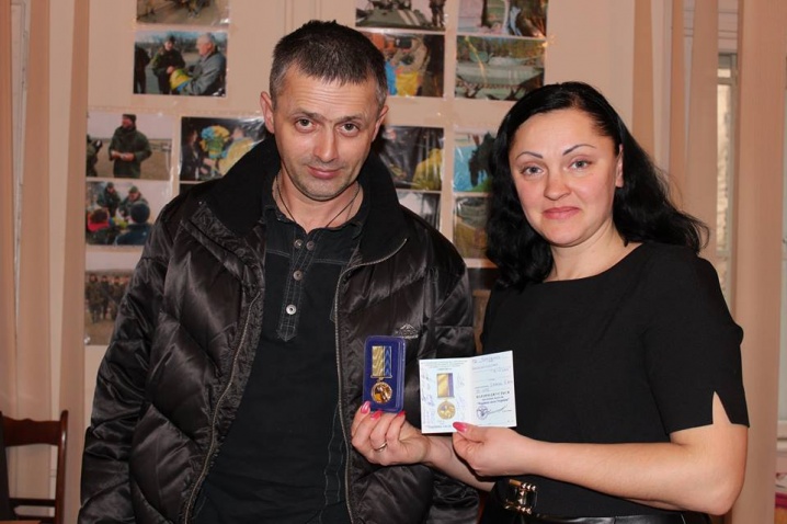 Чернівчанин, який захищає Широкине, привіз нагороду нашим волонтерам