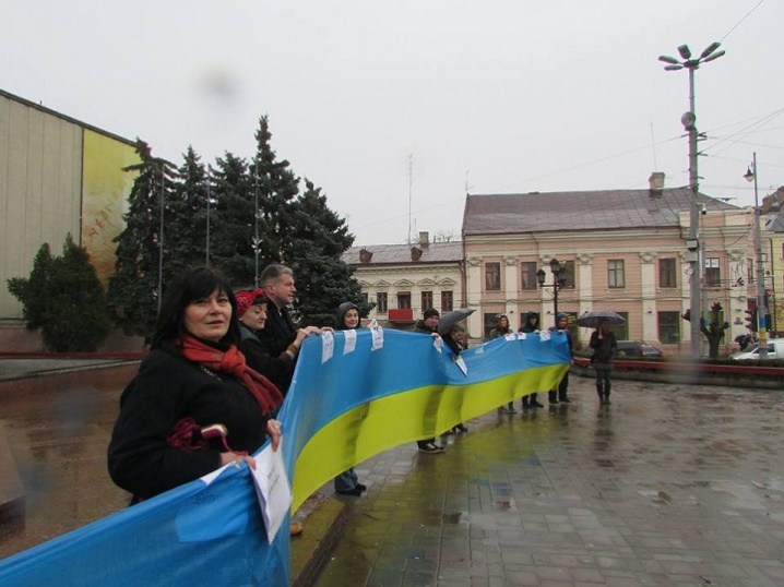 У Чернівцях утворили ланцюг єднання на підтримку Савченко