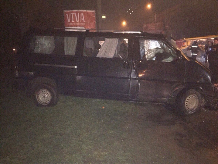 На Героїв Майдану зіткнулися мікроавтобус та легковик