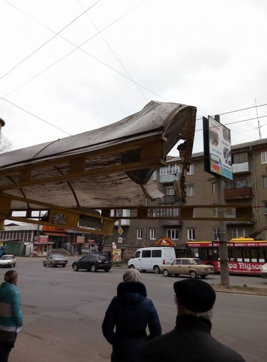 На проспекті Незалежності невідомі пошкодили зупинку громадського транспорту 