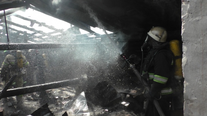 Майже півсотні рятувальників ліквідували пожежу на горищі чернівецького СІЗО