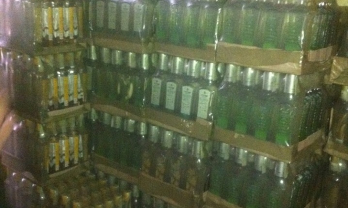 Близько 200 ящиків горілки виявили на підпільному виробництві у Кельменцях