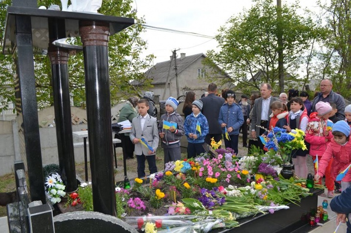 У Рідківцях відрили пам’ятник загиблому у АТО односельчанину