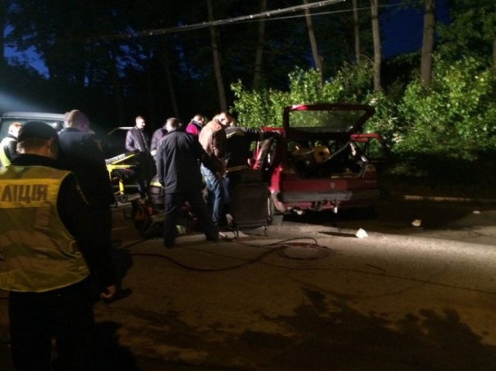 На Цецино зіштовхнулися дві автівки – пасажира однієї з машин витягали рятувальники