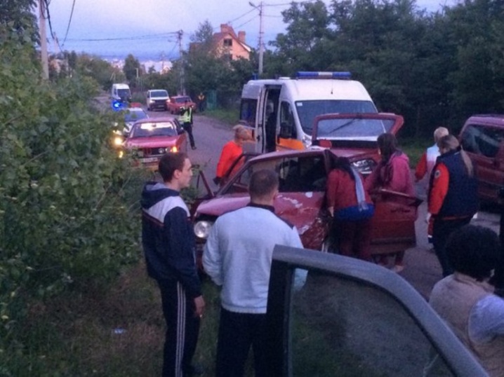 На Цецино зіштовхнулися дві автівки – пасажира однієї з машин витягали рятувальники