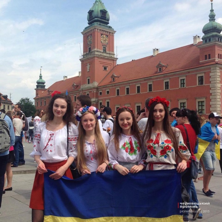 У Варшаві проходить парад вишиванок