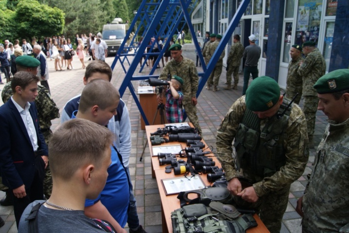 Прикордонники у Чернівцях демонстрували свою зброю