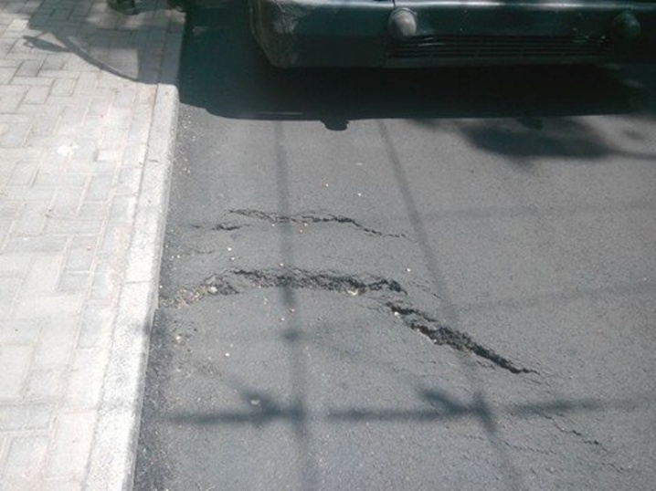 Асфальт на вулиці Коцюбинського, яку ремонтували тиждень тому, пішов тріщинами
