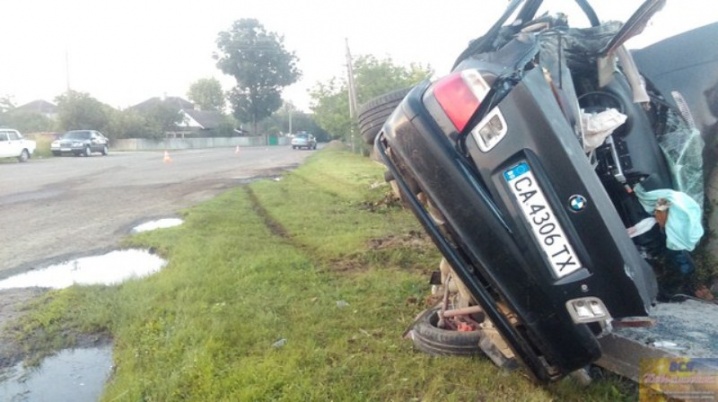 З'явилися фото смертельної аварії у Новоселиці