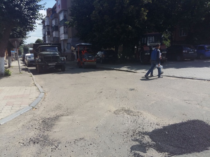 Чернівчани незадоволені якістю ямкового ремонту вулиці Ясської