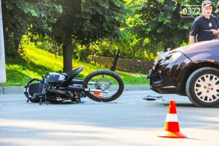 Внаслідок ДТП на Героїв Майдану постраждав мотоцикліст