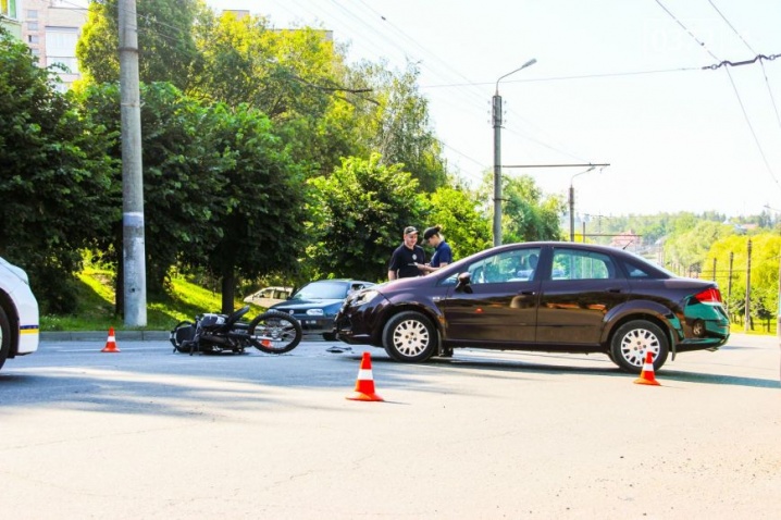 Внаслідок ДТП на Героїв Майдану постраждав мотоцикліст