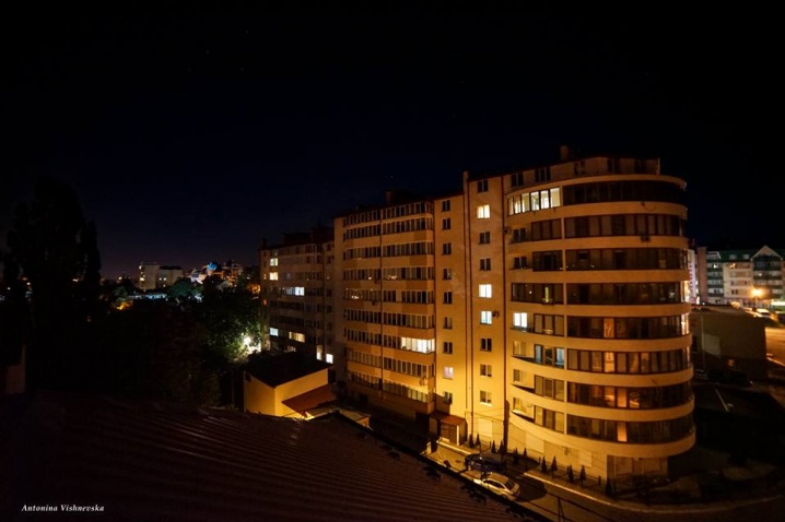 Дівчина підкорює дахи Чернівців і робить неймовірні світлини вечірнього міста